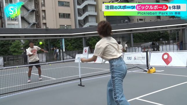 御手洗菜々アナ　お尻にパン線、脇と襟首から中がチラ見え！！