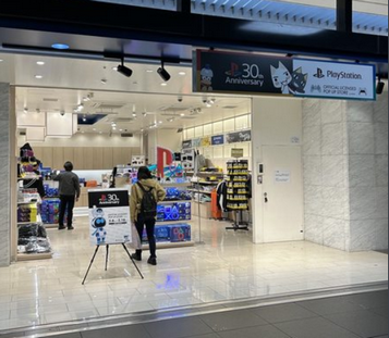 【悲報】プレイステーションオフィシャルストア、京都駅に開店するも客が少なすぎて逝くwwwww