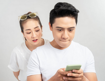 【スマホ】通勤中に4人にひとりが被害、肩越しに画面を盗み見る「ショルダーハック」にご注意