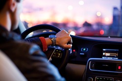 安全運転ワイ、ウインカーを出すのが早すぎて警察に注意される