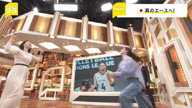 小川彩佳アナ　スタジオでバレーをして胸が揺れる！！【GIF動画あり】