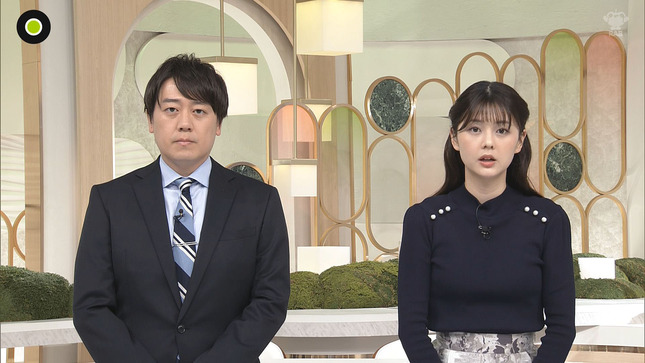 佐藤梨那アナ　ピタピタのニットで胸元強調！！