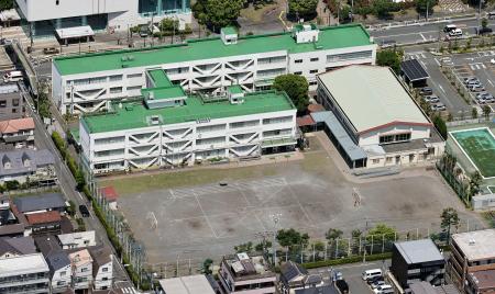 教員の叫び声、教室に机でバリケード…男性2人侵入の小学校で何が