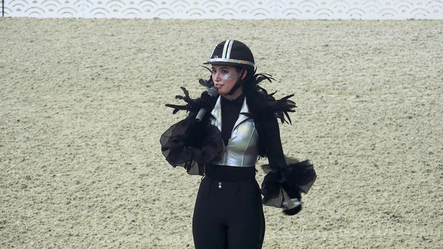 トラウデン直美キャスター　乗馬の衣装がピタピタ過ぎて腰回りと胸のポッチがくっきり！！【GIF動画あり】