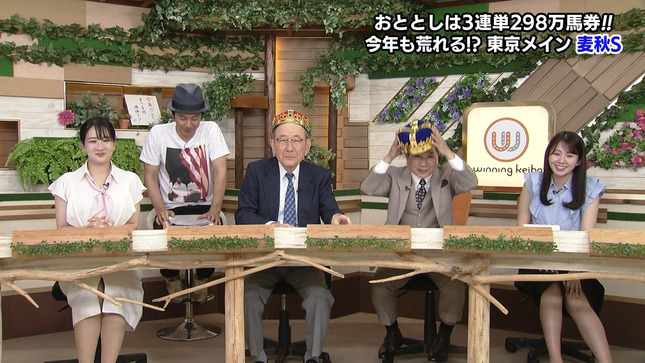 冨田有紀アナ　机の下の▼ゾーン！！