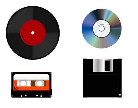 レコード←しぶとく生きてる、テープ←この頃息を吹き返しつつある、CD←未だに生きてる、MD←死んだ、FD←こいつ