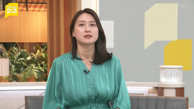 小川彩佳アナ　セクシーな胸元！！