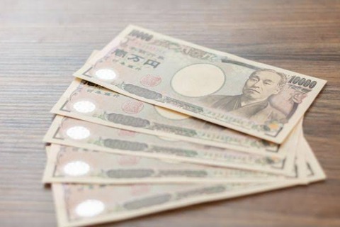 （ヽ´ん`)「毎月必ず5万円使う　このルールを課したら人生充実してワロタ」