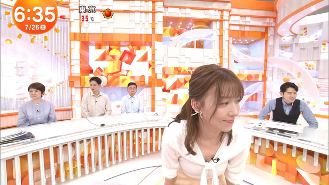 阿部華也子アナ　巨乳の谷間がチラ見え！！