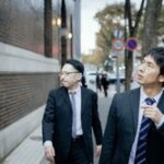 【悲報】？？「サラリーマンは夏でもスーツ革靴がマナーです」←これ
