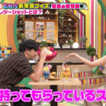若林有子アナ　ノースリーブの脇からハミ出すインナー！！【GIF動画あり】