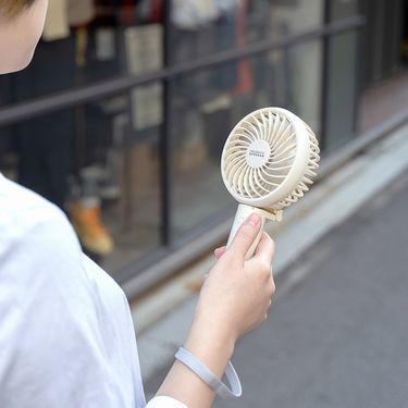 女の子がよく持ち歩いてるミニ扇風機って涼しいの？