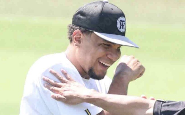 【朗報】ヘルナンデス、残留を決める渾身の押し出しフォアボールで阪神2点目！！！