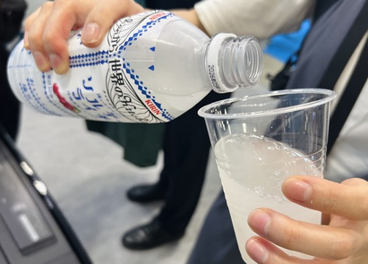 【過冷却】ペットボトルが“振るだけ”で瞬時に凍る　シャープの「アイススラリー冷蔵庫」、猛暑の現場で引き合い続々