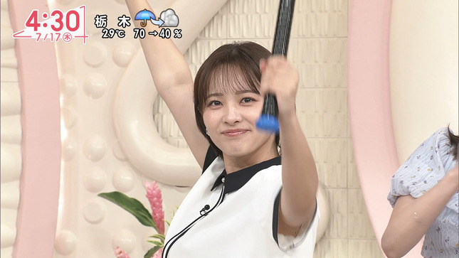 河出奈都美アナ　バットを振って袖口からインナーチラ見え！！