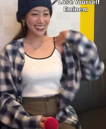 中川安奈アナ　タンクトップの巨乳を揺らしながら歌う！！【GIF動画あり】