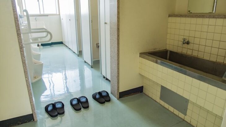 女子中学生「トイレでナプキンを使う時ベリベリって大きな音が廊下まで響く」 廊下から見えるトイレ…扉がないのはなぜ！？