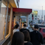 【ポケモン悲報】マクドナルド、限定ポケカのせいで朝の5時から大行列wwwww
