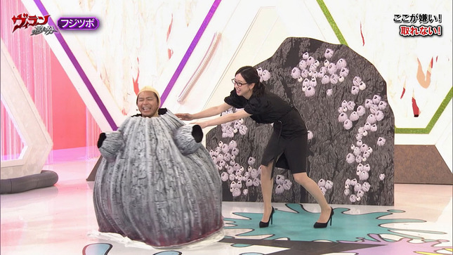 川口由梨香アナ　スリットが開いて太股がかなり見えてしまう！！
