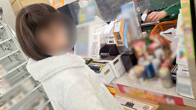 【ノーブラ部屋着姿】半裸で部屋をウロウロする同棲彼女！！