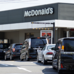 【画像】すでに日本マクドナルドは社会悪。全国で車カスによるマクド渋滞が発生中。道路を駐車場にして営業