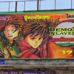 劇場版「鬼滅の刃」無限城編の公開が迫るタイに出現した看板が違和感ありすぎるんだが
