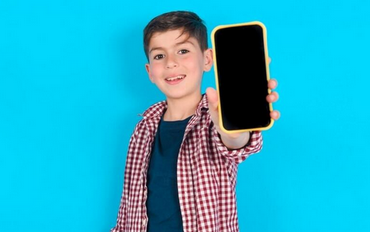 【スマホ】小5のわが子に「みんなiPhone持ってるのに…」と言われました。小学生に“12万円”は高いと思うのですが、安いAndroidとそんなに差があるのでしょうか？