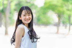 兄の彼女、めっちゃ美人なのに親戚誰に対してもすぐ「すみません…私なんかが」言うんやが