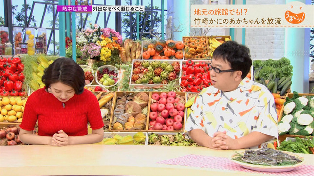 塚原愛アナ　ピチピチニットで胸元強調！！