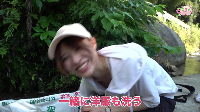 岡田桃佳アナ　草刈りをして胸チラ ＆ ブラ線くっきり！！【GIF動画あり】
