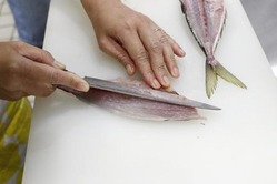 職人「技術は教えてもらうんじゃなくて見て盗むもんだ！弟子入りしたら10年は下っ端仕事積むんだ！」←こういう界隈がどんどん消えてるよな