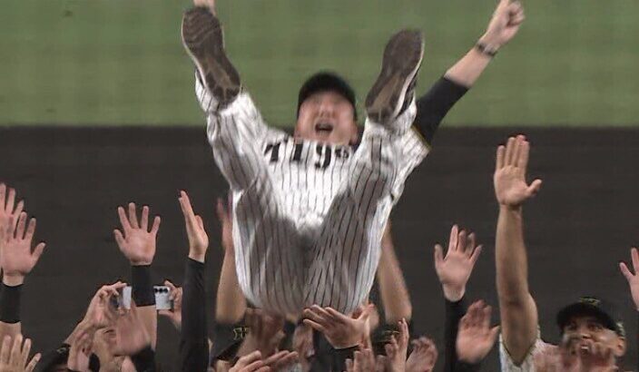 阪神タイガース、NPB最速優勝達成！！！藤川球児監督と中野選手会長が胴上げwwwwwwwww