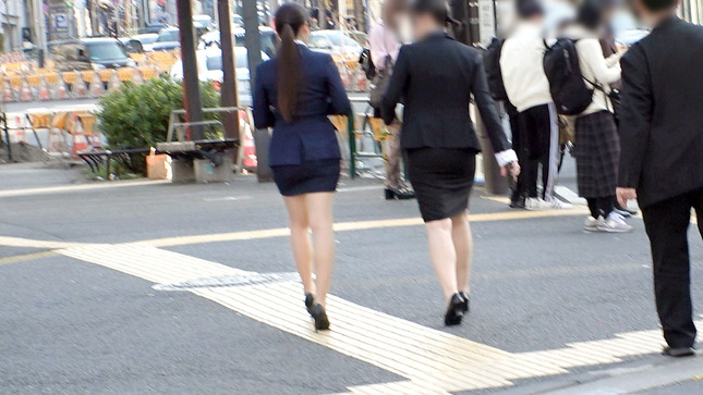 【ミニスカ新卒OLさん】ブラウスの下は巨乳だった！！