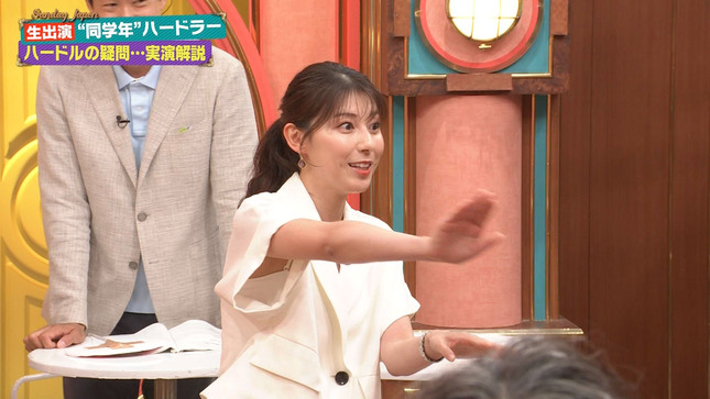 上村彩子アナ　大きく開いた袖口からインナーと肩紐が見えてしまう！！
