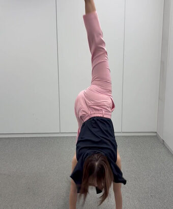 テレ朝・新人アナ　特技の新体操で大開脚、お尻と股間！！【GIF動画あり】