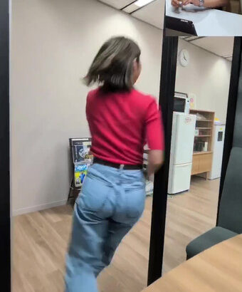 松岡朱里アナのお尻、鈴木新彩アナの乗せ乳！！【GIF動画あり】