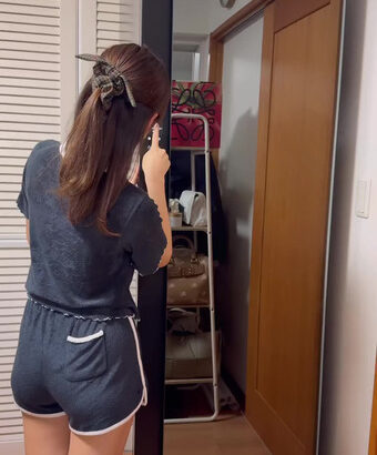 白戸ゆめのアナ　自宅で短パンのお尻がムチムチ！！【GIF】