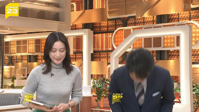 小川彩佳アナ　セクシーニットで豊乳くっきり！！【GIF動画あり】