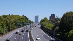【動画】女さん、男と喧嘩して高速道路に駆け出してしまう