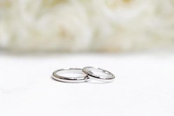 結婚指輪って何十万円もするやつ買わないとあかんのか？