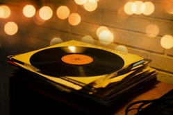 【画像】ワイ、部屋にレコードを飾ってしまう