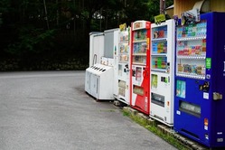 【悲報】自販機のジュース200円超え