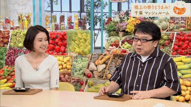 塚原愛アナ　ニットの胸元がくっきり！！