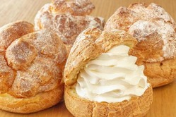 シュークリームをスプーンで食ったら引かれたんやがｗｗｗｗｗｗ