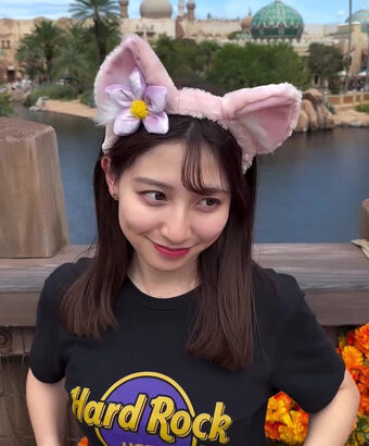 北海道の巨乳新人アナ　TDRでお尻を振るTシャツ巨乳！！【GIF動画あり】