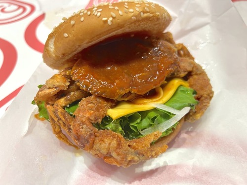【🦀】ドムドムハンバーガー、カニを「丸ごと」挟んだバーガーが登場