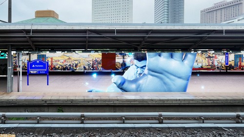 【朗報】巨大魔人力士が登場するPS5のCMが両国駅巨大モニターに登場