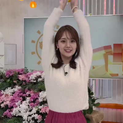 井上清華アナ　腕を振って羽ばたきながら胸元強調！！【GIF動画あり】