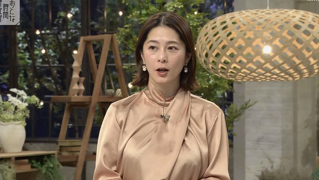 杉浦友紀アナ　セクシーな胸元！！