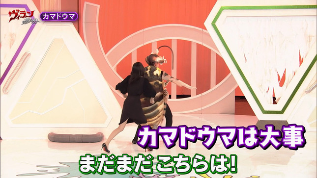 川口由梨香アナ　お尻を振ってスリットから太股チラ見え！！【GIF動画あり】